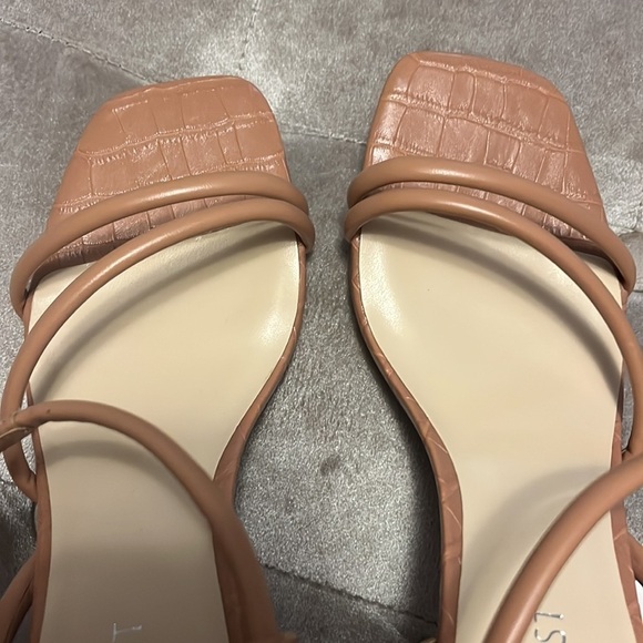 Nine west brand tan embossed, soft strap, shoes, new - Picture 5 of 5